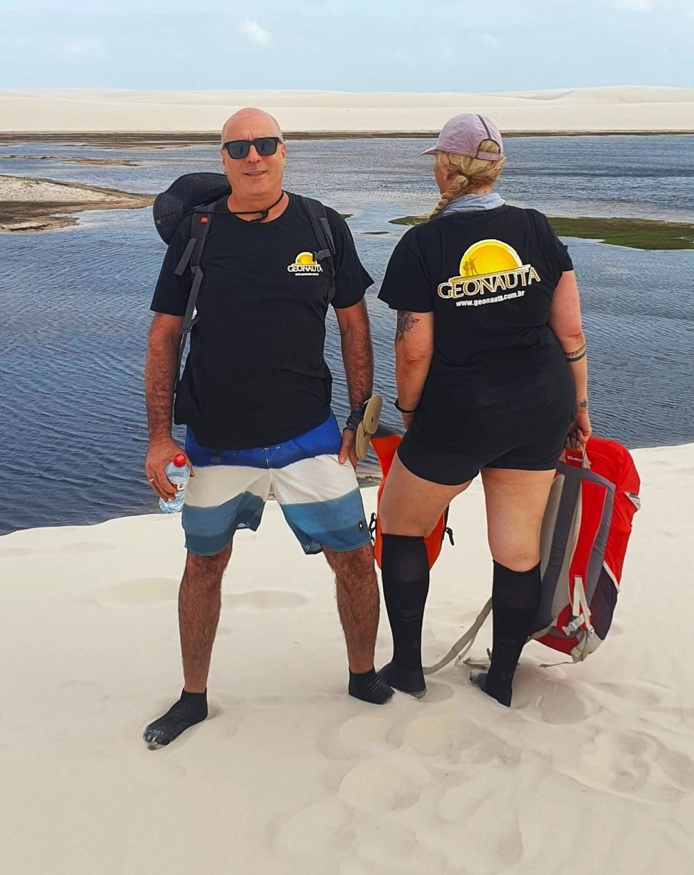 Levon Boligian e Andressa Turcatel com camisetas do Geonauta nas dunas dos Lençóis Maranhenses